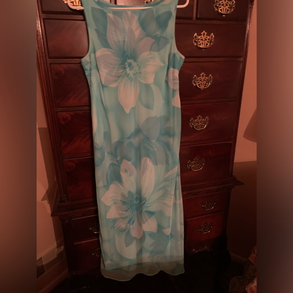 Beautiful dress in aqua size 10. Ann Taylor with thin overlay and pretty fit.